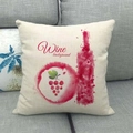 Funda de cojín de lino con botella de vino tinto y uvas sobre un sofá gris claro - Silueta de Botella de Vino y Uvas / 45x45cm(Solo funda)