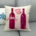 Primer plano de funda de cojín de lino con estampado de botellas de vino de acuarela - Etiqueta de Texto de Vino Premium / 45x45cm(Solo funda)