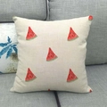 Housse de coussin en lin avec motif pastèque posée sur un canapé gris - Tranches de Pastèque (4) / 45x45 cm
