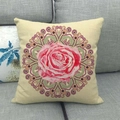 Detailaufnahme des Leinen-Kissenbezugs mit Rosen- und Mandala-Muster auf grauem Sofa - Rosa Mandala Rose (1)