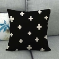 Minimalistischer schwarzer Leinen-Kissenbezug mit weißem Kreuzmuster auf grauem Sofa - Schwarz Weiß Kreuz (4)