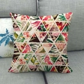 Housse de coussin en lin avec triangles géométriques et motifs floraux tropicaux sur canapé gris - Style Patchwork Géométrique Floral Tropical (17)