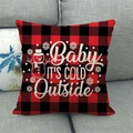 Détail de la taie d'oreiller en lin à carreaux rouges et noirs avec motif de Noël - 45x45cm / Style Baby It's Cold à Carreaux Rouge Noir