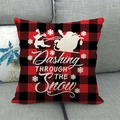 Détail de la housse de coussin de Noël à carreaux avec imprimé rennes Dashing Through The Snow - 45x45cm / Style Dashing Through Snow Fond Carreaux Rouge Noir