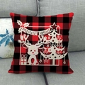 Gros plan du coussin de Noël à carreaux rouges et noirs sur un canapé en tissu gris - 45x45cm / Style Éléments Merry Xmas à Carreaux Rouge Noir