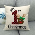 Détail de housse de coussin de Noël avec chiffre 1 à carreaux et renne sur canapé - 45x45cm / Style Renne My 1st Christmas