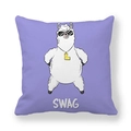 Detailaufnahme Kissenbezug Lavendel mit coolen Alpakaprint und SWAG-Schriftzug - Sonnenbrille Lila Alpaka (2)