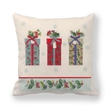 Detail eines Weihnachts-Kissenbezugs mit festlichen Geschenkkartons und Stechpalmen - Off-white Geschenkboxen Stil (21)