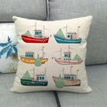 Housse de coussin en lin avec six illustrations de voiliers vintage sur un canapé gris - Bateaux de Pêche Vintage (17) / 45x45 cm