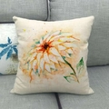 Detalle de funda de cojín de lino floral con textura de acuarela sobre un sofá gris - 45x45cm / Floral de Acuarela Amarillo Naranja (1)