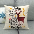 Housse de coussin Noël avec silhouette de renne en carreaux rouges sur canapé gris - 45x45cm / Style Renne à Carreaux et Liste de Noms