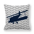 Detalle de funda de cojín piel de melocotón con espiguilla e impresión de avión - 45x45cm / Biplano Marino de Espiga