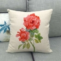 Federa per cuscino in lino stile europeo con rose ad acquerello su un divano grigio - 45x45cm / Grande Rosa Rossa Acquerello (10)