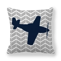 Detalle de funda de cojín con silueta de avión azul marino sobre tejido de espiga - 45x45cm / Herringbone Dark Blue Airplane