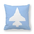 Primer plano de funda de cojín azul claro con silueta impresa de avión de combate blanco - 45x45cm / Avión de Combate Azul Claro