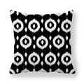Minimalistischer Kissenbezug mit schwarz-weißem Ikat-Muster auf weißem Hintergrund - 45cm x 45cm / Schwarz/Weiß