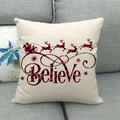 Housse de coussin de Noël en lin beige avec motif renne à carreaux rouges et noirs - 45x45cm / Style Traîneau à Carreaux Believe
