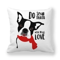 Dettaglio federa con Boston Terrier, sciarpa rossa e testo motivazionale su pelle di pesca - Fai Piccole Cose con Amore (Stile 15) / 45x45cm