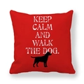Funda de cojín roja con texto Keep Calm and Walk the Dog y silueta de perro - Mantén la calma y pasea al perro (Estilo 3) / 45x45cm
