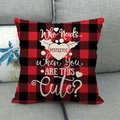 Dettaglio della federa a quadretti buffalo con slogan natalizio su divano grigio - Quadri Rosso Nero - Who Needs Mistletoe (Stile 1)