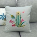 Federa per cuscino in lino con motivi floreali di cactus su un divano grigio elegante - 45x45cm / Farfalla e Piuma di Fiore (13)