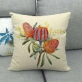Federa in lino con motivo floreale artistico di Banksia su tessuto colore beige - 45x45cm / Motivo Botanico Banksia (14)