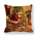 Detailansicht des Weihnachtsmann-Prints auf dem Kissenbezug aus weichem Peach-Skin-Stoff - Weihnachtsmann am Kamin mit Hund (20)