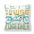 Makroaufnahme der dicken Pfirsichhaut-Stoffstruktur mit Retro-Aufdruck Let's Cruise - Romantic Tandem Bike