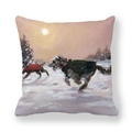 Federa natalizia con due cani in abiti invernali che giocano sulla neve bianca - Cani Che Corrono Nella Neve / 45x45cm