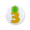 Detail van een tinnen speldje met ananasthema en het kleurrijke cijfer 3 erop - Ananas Nummer 3