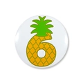 Detail van een ronde blikken speld met ananasmotief en cijfer 6 voor verjaardagsfeesten - Ananas Nummer 6