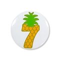 Detail van nummer 7 ananas blikken badge voor verjaardagsfeestjes in Hawaii-thema - Ananas Nummer 7