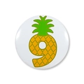Detail van een ronde blikken badge met creatief ananasontwerp in de vorm van het getal 9 - Ananas Nummer 9