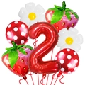 Makro-Detail der roten Zahl 2 Folienballon mit Erdbeer- und Gänseblümchen-Dekorationen - Erdbeere Gänseblümchen Zahl 2 Set