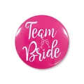 Dettaglio della spilla rosa Team Bride lucida per addio al nubilato e decorazioni nuziali - Stile Team Bride / Rosa Rosso