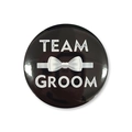 Dettaglio spilla nera Team Groom con logo papillon bianco per addio al celibato maschile - Team Sposo Nero
