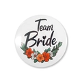 Dettaglio della spilla Team Bride con design floreale per feste nuziali e spose - Team Bride