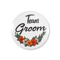 Dettaglio macro della spilla rotonda Team Groom con ghirlanda floreale per matrimonio - Team Sposo