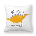 Detail von Cartoon-Dinosaurier-Muster und Text BE WILD and FREE auf weißem Kissenbezug - 45x45 cm / Be Wild And Free Gelber Dinosaurier Stil (19)