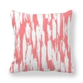 Housse de coussin carrée minimaliste à motif abstrait rose corail et blanc artistique - Coral Pink White Abstract Brushstrokes