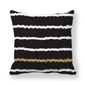 Dettaglio di strisce minimaliste bianche e nere con fascia glitter oro sulla federa - Strisce Mano Nero Bianco con Linea Dorata