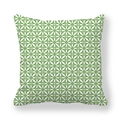 Détail du motif géométrique vert sur une taie d'oreiller blanche en peau de pêche - Totem Géométrique Vert sur Fond Blanc