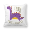 Quadratischer Kissenbezug mit lila Dinosaurier-Print und ENJOY every moment Schriftzug - 45x45 cm / Enjoy Every Moment Lila Dinosaurier Stil (6)