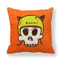 Detail des Pfirsichhaut-Stoffs und des lebendigen Cartoon-Totenkopf-Drucks auf dem Kissen - 45x45 cm / Rock-Totenkopf (14)