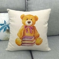 Federa quadrata beige in cotone con stampa orso ad acquerello su divano grigio - Motivo Orso con Libri