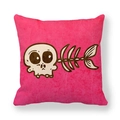 Kissenbezug in Pink aus Pfirsichhaut mit einem Cartoon-Totenkopf und Fischgräten - 45x45 cm / Totenkopf-Fischgräte (2)