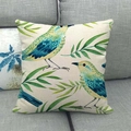 Leinen-Kissenbezug mit Vogel- und Blattmuster auf einem grauen Stoffsofa-Kissen - Frische Zwei Vögel Grüne Blätter (3) / 45x45 cm
