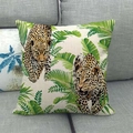 Leinen-Kissenbezug mit tropischem Leopardenmuster auf grauem Sofa zur Dekoration - Dschungel Leopard (4) / 45x45 cm
