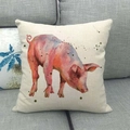 Vintage Aquarell Schwein Motiv Wurfkissen aus Leinenstoff auf einem grauen Sofa - Buntes Aquarell Spritzer Schwein (3)