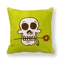 Neongrüner Kissenbezug mit Cartoon-Totenkopf und kleiner Blume aus Pfirsichhaut - 45x45 cm / Totenkopf mit Blume (24)